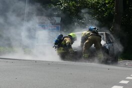 Auto in brand in Schagen: bestuurder licht gewond