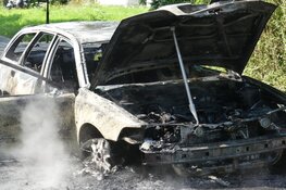 Auto in brand in Schagen: bestuurder licht gewond