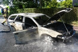 Auto in brand in Schagen: bestuurder licht gewond