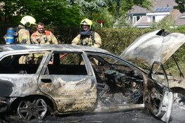 Auto in brand in Schagen: bestuurder licht gewond