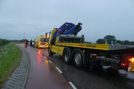 Auto in greppel langs dijk in Schagen