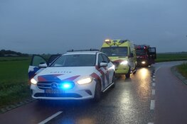 Auto in greppel langs dijk in Schagen