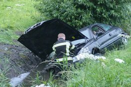 Auto in greppel langs dijk in Schagen