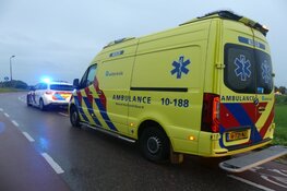 Auto in greppel langs dijk in Schagen