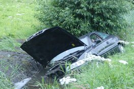 Auto in greppel langs dijk in Schagen