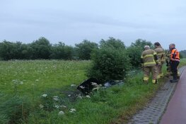 Auto in greppel langs dijk in Schagen