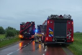 Auto in greppel langs dijk in Schagen