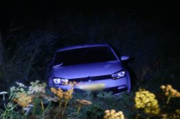 Auto van de dijk gereden in Schagen
