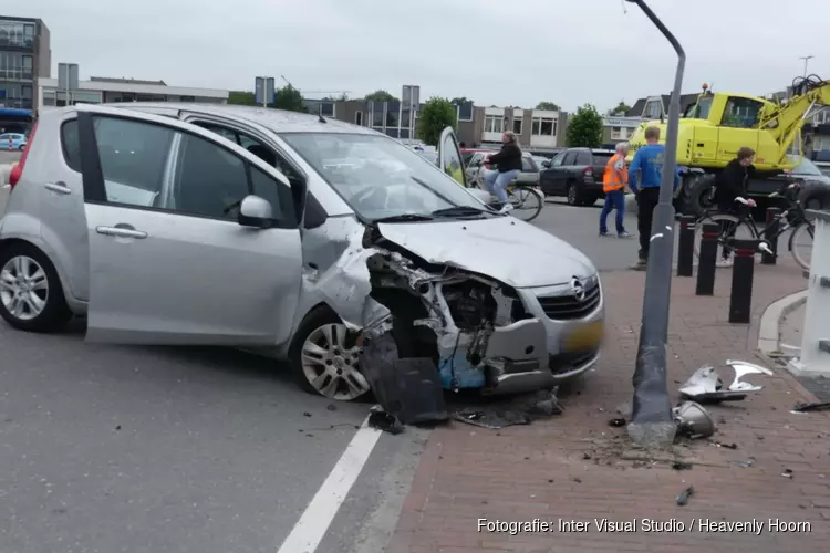 Auto rijdt tegen lantaarnpaal in Schagen