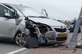 Auto rijdt tegen lantaarnpaal in Schagen
