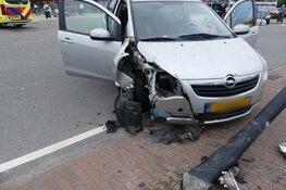 Auto rijdt tegen lantaarnpaal in Schagen