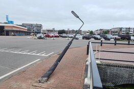 Auto rijdt tegen lantaarnpaal in Schagen