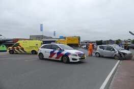 Auto rijdt tegen lantaarnpaal in Schagen