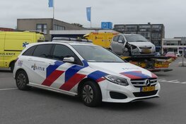 Auto rijdt tegen lantaarnpaal in Schagen