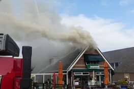 Brandweerman raakt gewond bij uitslaande brand cafetaria Schagerbrug