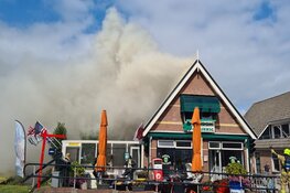 Brandweerman raakt gewond bij uitslaande brand cafetaria Schagerbrug