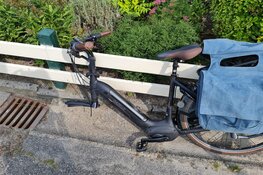 Harde aanrijding in 't Veld, vrouw naar ziekenhuis