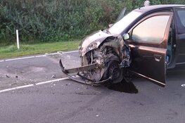 Frontale aanrijding N9 bij Sint Maartensvlotbrug zorgt voor ravage