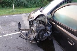 Frontale aanrijding N9 bij Sint Maartensvlotbrug zorgt voor ravage