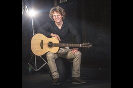 Dick Raat zingt Boudewijn de Groot hits in het Scagon Theater