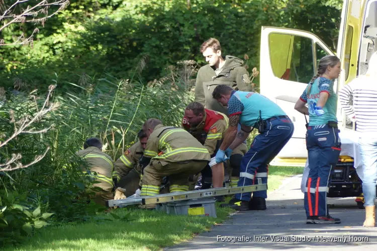 Vrouw op fiets te water in Schagen