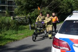Vrouw op fiets te water in Schagen
