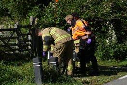 Vrouw op fiets te water in Schagen