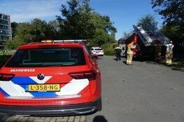 Vrouw op fiets te water in Schagen