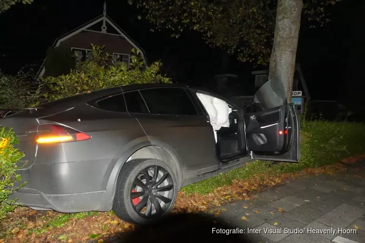 Tesla in voortuin van woning in Schagen