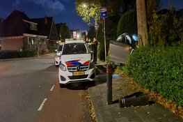 Tesla in voortuin van woning in Schagen