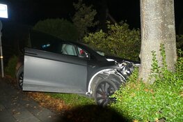 Tesla in voortuin van woning in Schagen