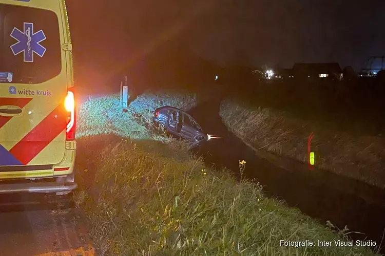 Auto te water in Warmenhuizen