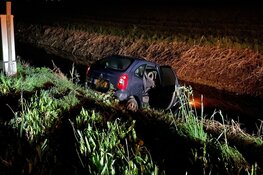 Auto te water in Warmenhuizen