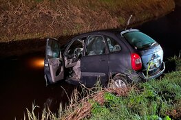 Auto te water in Warmenhuizen