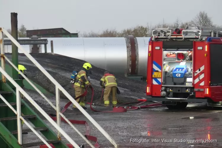 Brand bij asfaltmolen aan Langeloop in Schagen