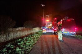 Bestelbus te water, bestuurder op de loop