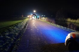 Bestelbus te water, bestuurder op de loop