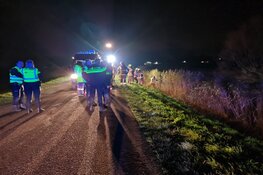 Bestelbus te water, bestuurder op de loop