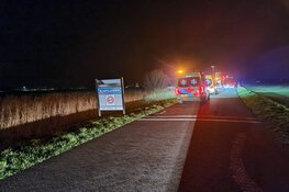 Bestelbus te water, bestuurder op de loop