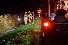 Bestelbus te water, bestuurder op de loop