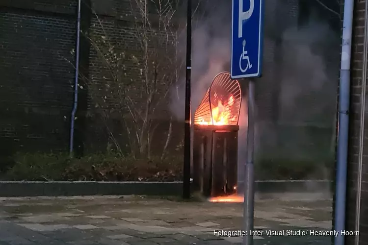 Vuilniskorf in brand bij Kerkepad