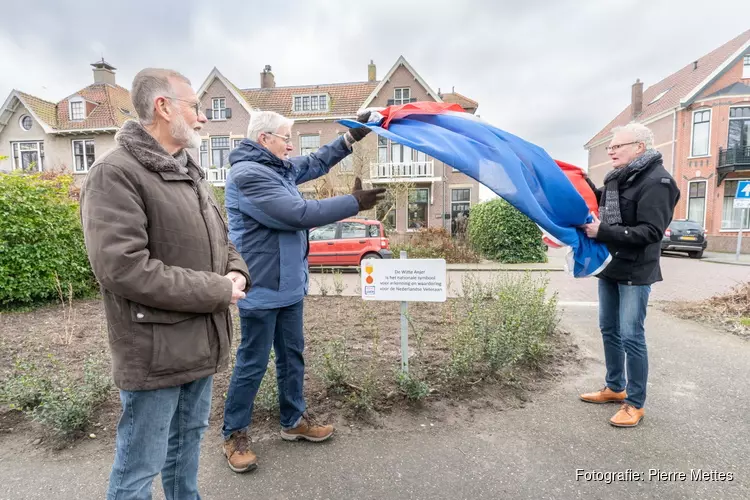 Witte anjerperkje onthuld op de Laan in Schagen