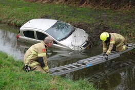 Auto raakt te water in Dirkshorn: weg dicht