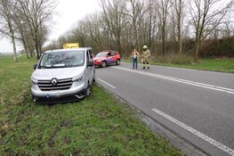 Auto raakt te water in Dirkshorn: weg dicht