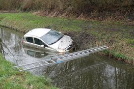 Auto raakt te water in Dirkshorn: weg dicht