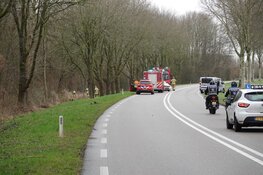 Auto raakt te water in Dirkshorn: weg dicht