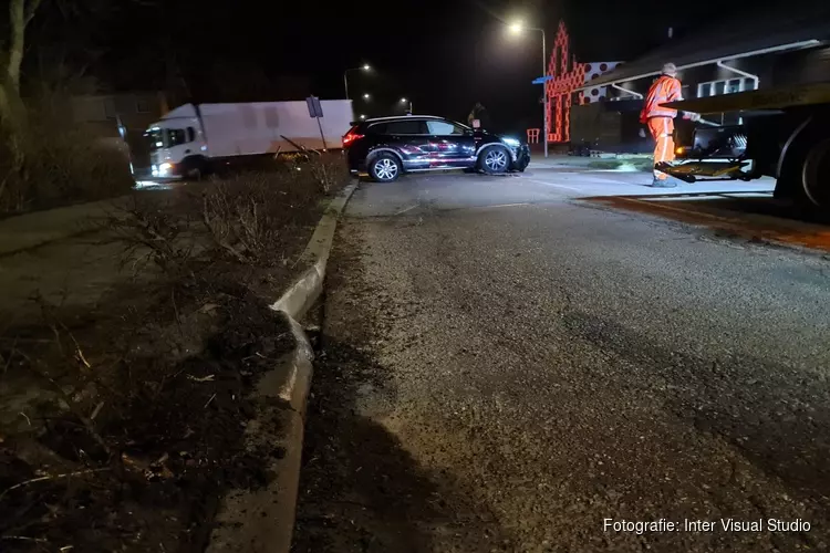 Auto vliegt uit de bocht in Warmenhuizen