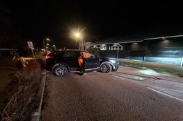 Auto vliegt uit de bocht in Warmenhuizen