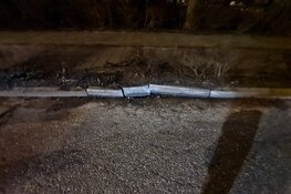 Auto vliegt uit de bocht in Warmenhuizen