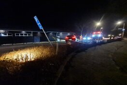 Auto vliegt uit de bocht in Warmenhuizen